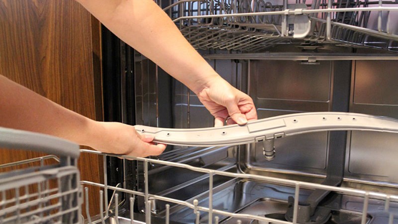 Vệ sinh tay phun nước của máy rửa bát công nghiệp