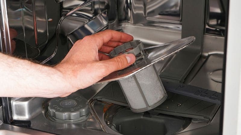 Vệ sinh lưới lọc đáy máy rửa bát công nghiệp để ngăn mùi hôi và tắc nghẽn